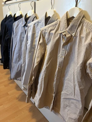 John Henric skjortpaket, strl S - Märke: John Henric Storlek: 37 & 38 (S) Färg: Svart, marinblå, ljusblå, blårandig & beigeranding Material: 100% bomull & flanellbomull  