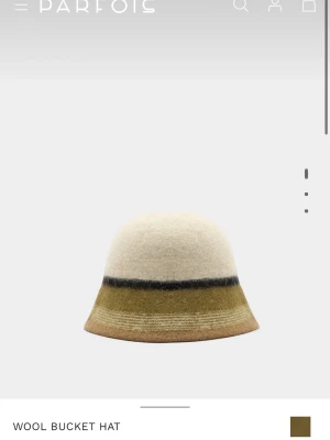 Beige bucket hat i ull från Parfois - Stilren bucket hat i ull från Parfois. Aldrig använd, prislapp kvar. Nypris 259kr