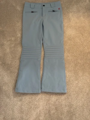 Ljusblå täckbyxor från Perfect Moment - HELT oanvända!!! Snygga ljusblå täckbyxor från Perfect Moment med raka ben och markerade sömmar över knäna. 