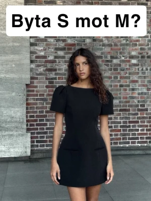 Svart kort klänning med puffärm - Har någon denna i M som vill byta till en S? Aldrig använd, prislapp kvar