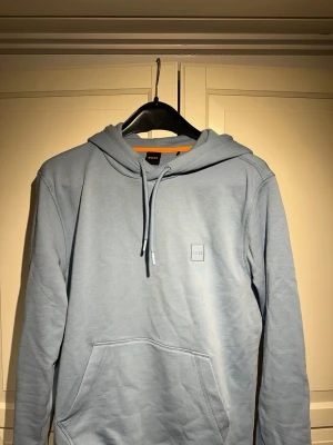 Hugo Boss hoodie - Säljer en Hugo boss hoodie i storlek M. Endast använd en gång då färgen inte stämde på hemsidan. Nyskick!