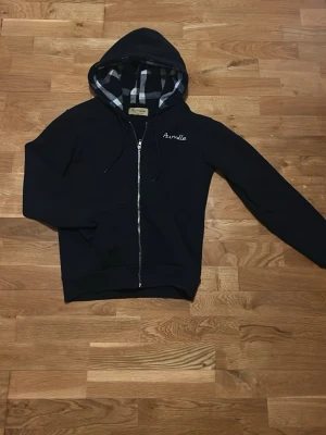 Marinblå hoodie från Aumille  - Passar S 175 uppåt