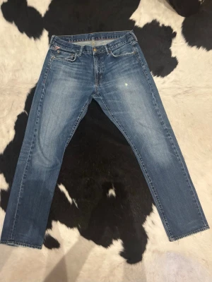 Ralph Lauren vintage jeans - Tja säljer väldigt schyssta  Ralph Lauren Vintage Jeans med schyssta fades. | Byxorna är i väldigt bra skick finns lite små slitage men ger den istället en stilren look. | Byxorna är i storleken W33 och L32 med en slim design. | Bara att höra av er vid frågor eller funderingar. |