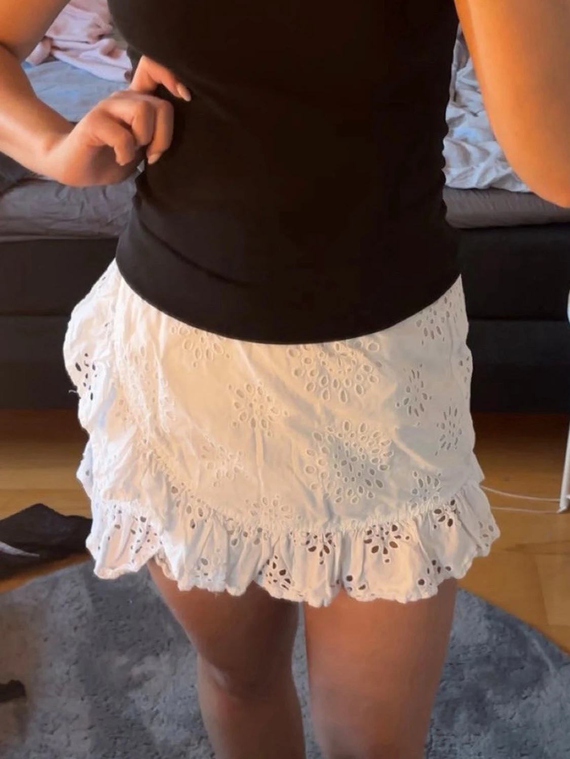 Vit kort kjol med volang och broderi