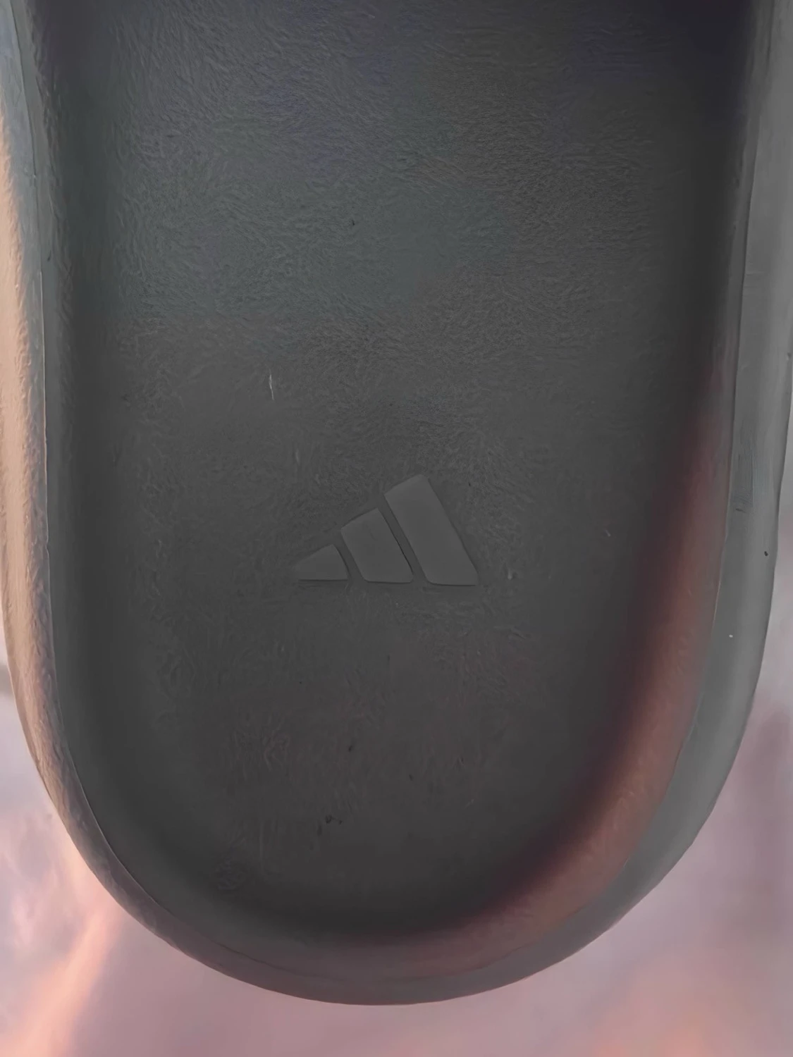 Gråa Yeezy Slide tofflor från Adidas - 1