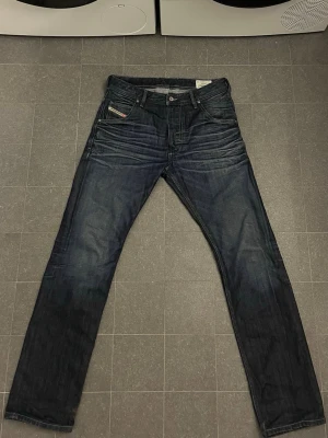 Diesel Jeans  - Tjena, säljer ett par mörkblå jeans från Diesel, straight fit. Riktigt snygga fades. Storlek: W30 L32. Priset kan diskuteras.