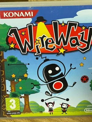 WireWay Nintendo DS spel - WireWay är ett färgglatt och kreativt plattformsspel till Nintendo DS där du använder stylus för att skjuta iväg karaktären Wiley genom olika banor. Omslaget har tecknade figurer, stjärnor och träd i en tecknad stil. Perfekt för dig som gillar utmanande och roliga äventyrsspel.
