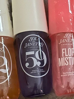 Sol de Janeiro Cheirosa 59 Perfume Mist - Sol de Janeiro Cheirosa 59 Perfume Mist i en snygg lila flaska med vit kork. Doftmisten har en modern och trendig design som sticker ut i badrumshyllan. Perfekt för dig som gillar fräscha och unika dofter.
