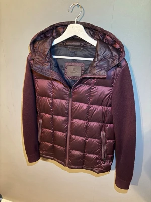 Massimo dutti cardigan med sjukt snygg vinröd färg! - | Nu säljer jag en asfet cardigan från Massimo dutti med en sjukt snygg och unik vinröd färg | Märke: Massimo dutti | Storlek: M, sitter mer som en S | Perfekt nu för våren som kommer men passar även nu för lite kyligare väder | 