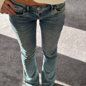 lågmidjade bootcut jeans!! - säljer dessa assnygga jeans som är lågmidjade och bootcut! de är från ltb och i mycket bra skick❣️❣️nypris är 799kr och de är slutsålda typ överallt! skriv för mått osv 