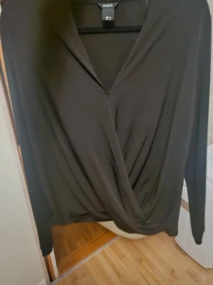 Blus - Fin V-ringad tröja. Svårt att fånga hur modellen ser ut, men jag hoppas att jag har fångat det någorlunda bra. Går i omlott.  I mycket fint skick.