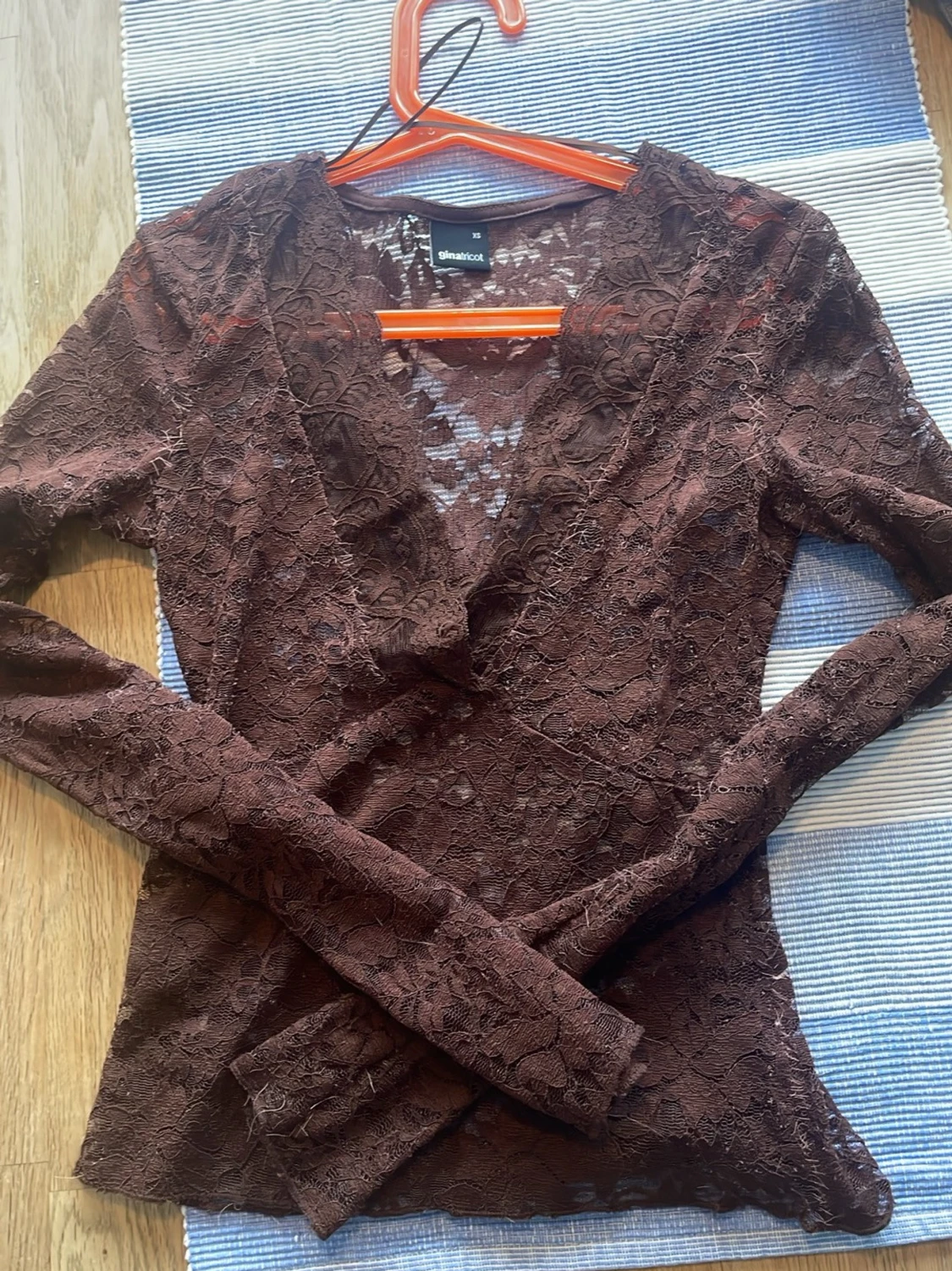 Brun spetsblus med v-ringning