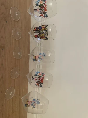 Fem vinglas carolina gynning - Säljer fem vinglas, från carolina gynning.