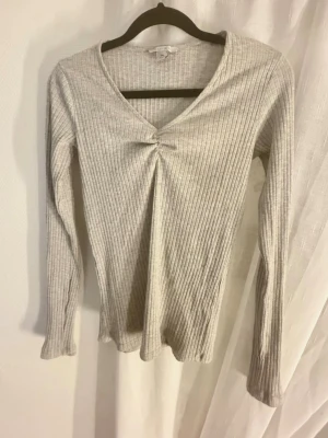 Ribbad tröja - Supersnygg ljusgrå långärmad topp i ribbat stretchigt material. Knappt använd