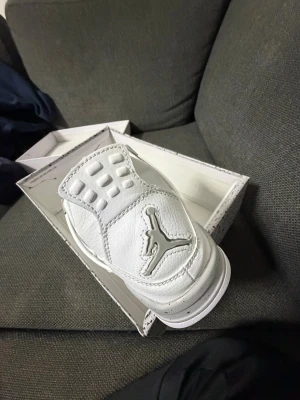 Vita Air Jordan 4 white oreo - PRIS KAN DISKUTERAS Säljer ett par vita Air Jordan 4 white oreo sneakers med grå detaljer och klassisk Jumpman-logga på plösen. Skorna har snörning, perforerade partier och är tillverkade i skinn. Perfekta för dig som vill ha en clean och ikonisk look.