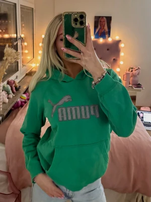 puma hoodie - vintage grön puma hoodie köpt second hand 💚 Jättesöt och ger riktig y2k känsla!! - Storlek XS Skriv privat för fler bilder eller frågor 🫶🏽 Kolla gärna in mina andra annonser!!