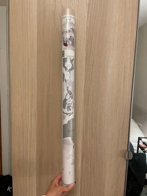 Scratch Off Map Världen Norstedts - Säljer en Scratch Off Map Världen från Norstedts. Kartan är i tub och har grå och vita toner med färgglada detaljer som syns när man skrapar. Perfekt för att markera länder du besökt. Formatet är 90x60 cm och materialet är papper.