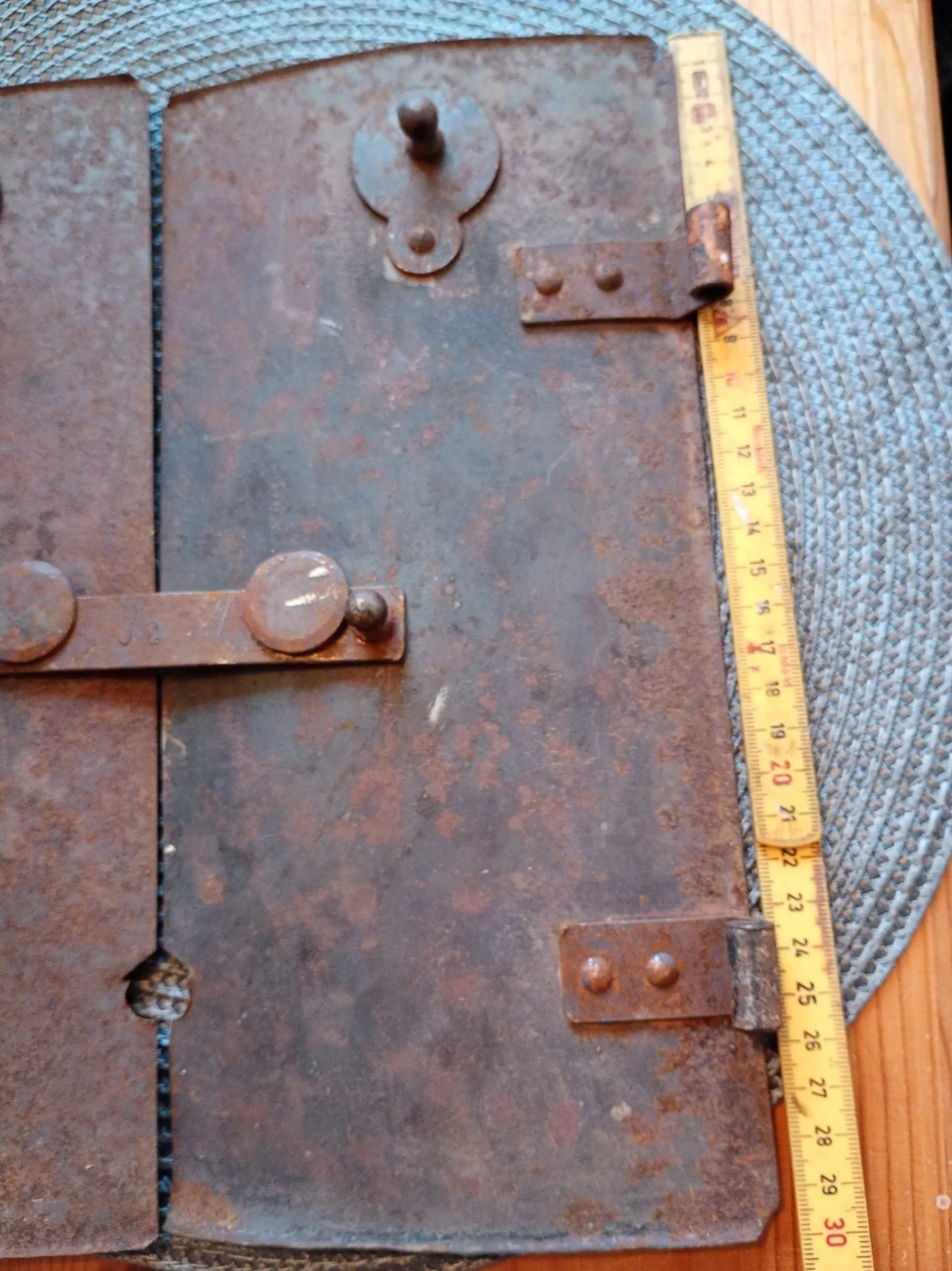 Gammal järnlucka med beslag inre Kakelugns lucka  - 4