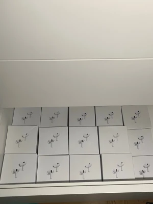 AirPods Pro  - 1:1or 🎧 AirPods-känslan utan AirPods-priset! ✅ Samma design & ljud ✅ Fungerar med iPhone & Android 📦 Skickas inom 24h – hemma på 1–3 dagar! 🔁 Inte nöjd? Enkla returer!