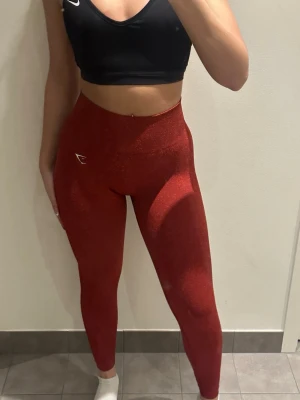 Nya Gymshark träningsbyxor – aldrig använda - Helt nya Gymshark träningsbyxor, aldrig använda. Sitter riktigt snyggt på och är både bekväma och stretchiga. Perfekta för träning, gym, promenader eller som snygga vardagsbyxor.  Mjukt och följsamt material med bra passform som formar fint utan att kännas tight. Hög midja som sitter på plats.  Ord pris: 599kr  - Endast testade, inga slitage - Rökfritt hem - Pris kan diskuteras vid snabb affär  - Skickas snabbt