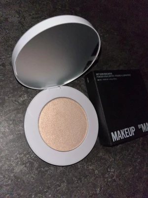 Makeup By Mario Soft Glow Highlighter - NY! Superpopulära Soft Glow Highlighter från Makeup By Mario i nyansen ”Pearl”. Säljer pga present som inte kommer i användning då jag har för många highlighters. Kan säljas billigare vid paketpris. Original pris: 489:-