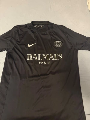 Svart PSG x Balmain tröja Nike XL - Snygg svart sporttröja från Nike 