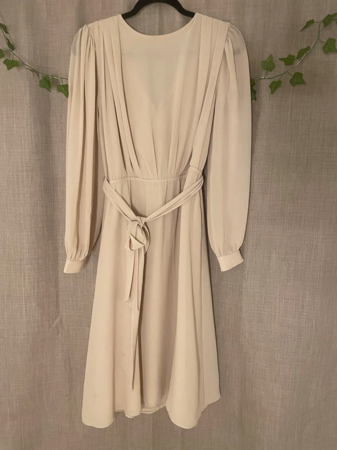 Beige långklänning med bälte - 2