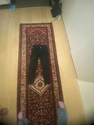 Svarta jeans från Acne Studios Blå Konst - Snygga svarta jeans från Acne Studios Blå Konst, tillverkade i Italien. Klassisk rak passform med fem fickor och knappgylf. Perfekta för dig som gillar stilrena och trendiga jeans med premiumkänsla.