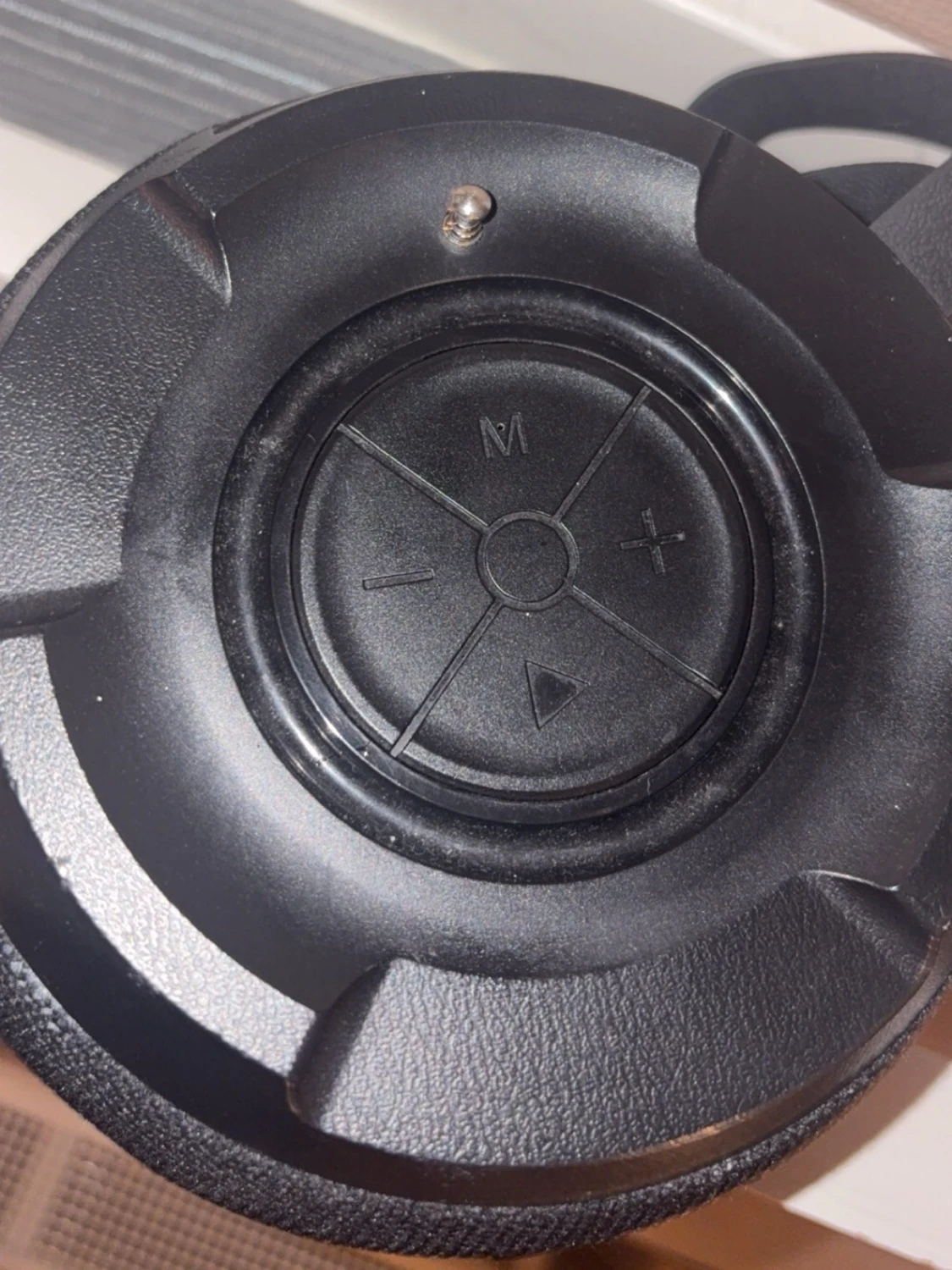 Svart högtalare typ nytt kan skicka video hur hög den är - 1