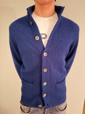 Alan Paine cardigan  - Säljer nu denna tvär feta Alan paine cardigan som är väldigt eftertraktad. Tröjan är svår att få tag i, nypris ca 3000kr. Kvitto finns. Skriv gärna ifall du har en fråga. Pris kan diskuteras. 