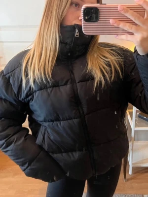 jacka - svart pufferjacka från lager157, knappt använd så väldigt bra skick
