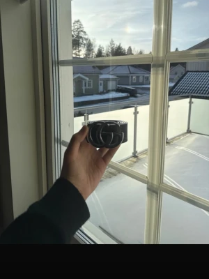 Svart skärp  - Snyggt svart skärp  med det klassiska dubbla GG-spännet i silver. Skärpet är gjort i skinn och har en stilren design som passar till många outfits. Perfekt accessoar för att lyfta din look. Storleken är 100 cm 