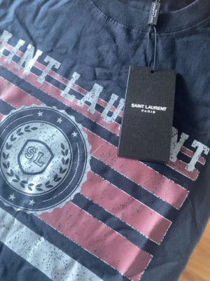 Saint Laurent t-shirt - Riktigt skön äkta saint Laurent Tisha! Taggen finns ej på längre för köpte för ett tag sedan! Priset är ej hugget i sten och kan lätt diskuteras! KP om fler frågor! ❤️💯