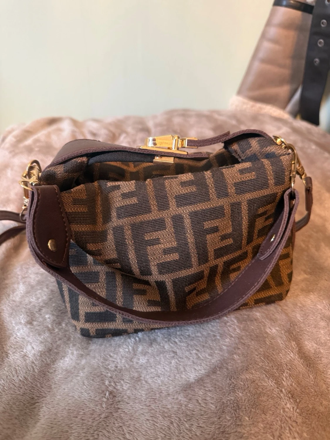 Brun Fendi handväska