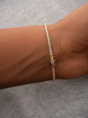 Guldpläterad tennisarmband från ur &penn 18 cm - Snyggt tennisarmband i guldton med gnistrande vita stenar längs hela bandet. Armbandet har en smal och elegant design med säkerhetslås. Perfekt för dig som gillar stilrena och glittriga accessoarer. 18 cm lång.🩷 NYPRIS: 899 kr