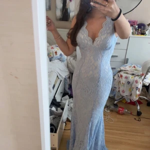 Balklänning  - super fin bal klänning i nyskick använd endast 1 gång (under balen) super fin ljus blå färg. Massa fina mönster på klänningen och öppen rygg 😍 Storlek xs/s. Köptes för 1200. Pris går absolut att diskutera