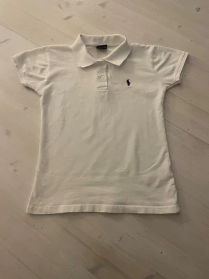 Ralph Lauren piké (toppskick) - Riktigt bra skick. Obs det är S i barnstorlek. Pris ej hugget i sten