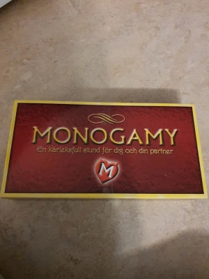 Monogamy sällskapsspel för par - Monogamy är ett sällskapsspel för par som vill ha en kärleksfull stund tillsammans. Spelet kommer i en röd och gul kartong och innehåller över 400 utmaningar och frågor för att skapa närhet och spänning. Perfekt för en mysig kväll hemma.