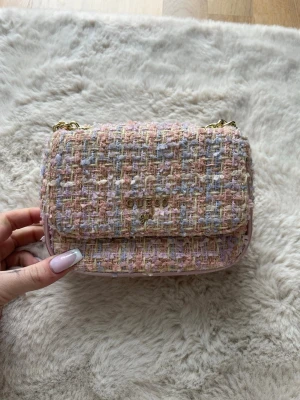 Guess väska - Jätte gullig sommar väska, använt en gång så jätte bra skick. Höjd 11cm/ Bredd 16cm. Orginalt pris 1700kr❤️