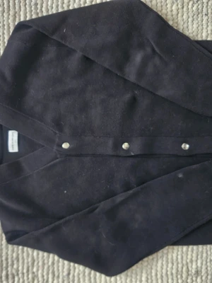 The glory days Cardigan - Tja säljer denna Cardigan från The glory days // storleken är S // passformen är Regular // Nypris 799 mitt pris 349 // hör av er vid funderingar // fraktar så snabbt som möjligt // Priset är inte hugget i sten!💸