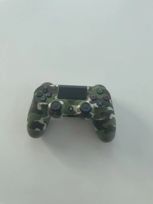 Camo DualShock 4 handkontroll PS4 - Säljer denna då jag inte spelar längre. Maximera din spelkvalitet på PS4 med denna camo kontrollen både snygg och funkar perfekt till gaming!