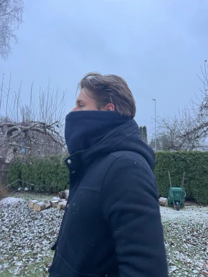 Marinblå Buff - Denna buff har en insida av silkestyg vilket gör:          -Sminket förstörs inte ute i skidbacken                        -Silke är ett fuktabsorberande material-> Buffen blir it lika blöt och kall.                                                            -Silke är mjuk och len för hyn vilket gör att du it blir röd och irriterad i ansiktet efter en lång dag i skidbacken