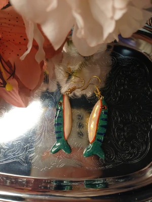 Fisk örhängen - Handgjorda örhängen med fiskar. Schimriga och glittriga fiskar One of a kind Denna är Handgjord av lera därav priset. Om intresse fins kan jag göra flera