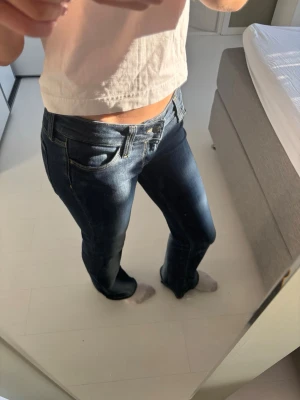 Weekday jeans - Säljer dessa jeans från Weekday då jag inte använder de. Använda fåtal gånger och uppsydda längst ner. Något som inte syns. Storlek 27/34 men uppsydda till längd 32 ungefär.