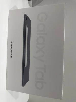 Samsung Galaxy Tab S10 Lite surfplatta - Säljer en Samsung Galaxy Tab S10 Lite, en tunn och stilren surfplatta i mörkgrå färg. Plattan har en modern design med rundade hörn och medföljande S Pen. Perfekt för både underhållning och studier.