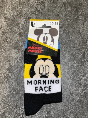 Mickey Mouse strumpor  - NY! Deadstock Disney strumpor med Mickey Mouse motiv för nostalgi!! Tillverkade i bomull, polyester och elastan för skön passform.