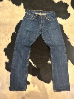 Nudie Grim Tim Selvage - Tja, säljer nu dessa otroligt snygga Nudie Grim Tim selvage jeansen med schyssta fades som börjar krypa fram.| Skicket på byxorna är väldigt bra. | Storleken på byxorna är W32 och L32 (Passar Storlek W30 men kolla gärna måtten på sista bilderna).| Bara att höra av er vid frågor eller funderingar.| 