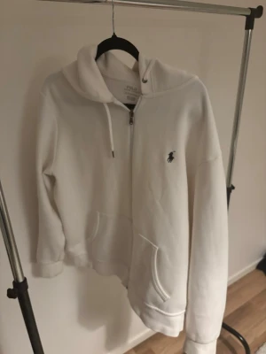 Vit hoodie från Polo Ralph Lauren - Säljer en Ralph lauren zip hoddie stl xl sitter som en L använd ca 4 ggr säljer för att den it passar nypris 2300 kvitto finns 