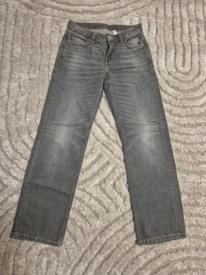 Grå raka jeans från Weekday storlek 32 - Säljer ett par grå jeans med raka ben och low waist. Klassisk femficksmodell med dragkedja och knapp i midjan. Jeansen har en cool tvättad look och passar perfekt till en avslappnad stil. Storlek 32 med innerbenslängd 30. Ställ gärna frågor om pris och kvalité! ❤️❤️🫶