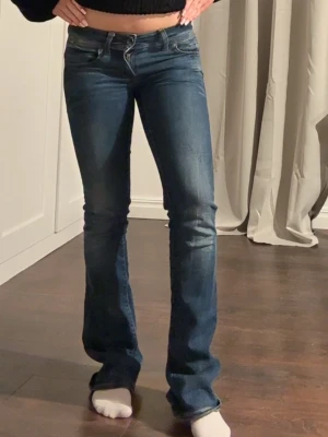 Blå bootcut jeans - Så snygga vintage jeans, i nyskick! Köpta begagnade och säljer pga att de är lite för långa. Innerbenslängden är 84 cm och för referens är jag 166 cm ish! Går inte ner i pris! 💕💕💕💕💕💕skulle uppskatta att de är i midjestorlek 26/27 och längd 34! 